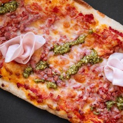 Coca de massa mare amb pesto