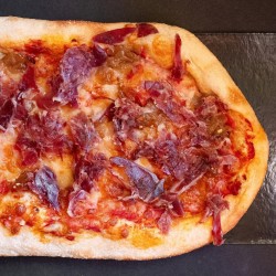 Coca de massa mare amb pernil