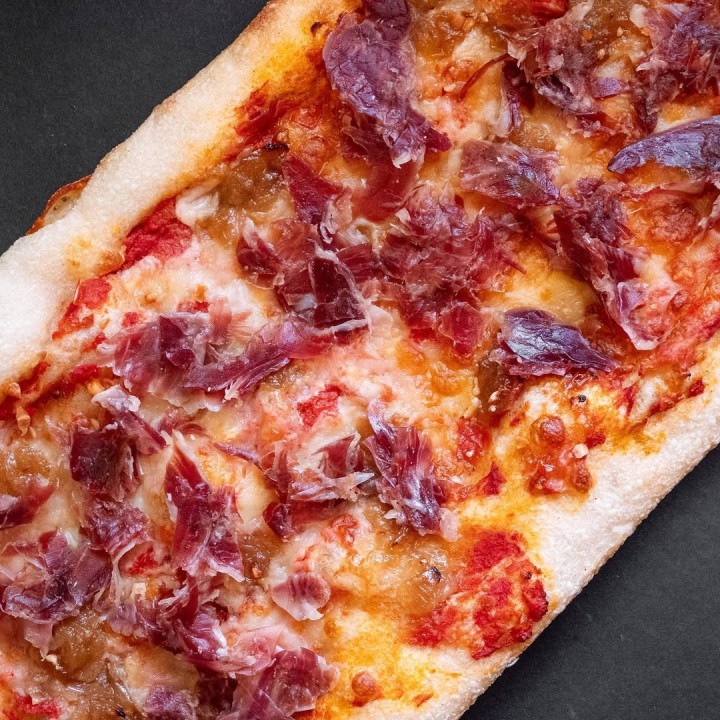 Coca de massa mare amb pernil | Can Tomàs