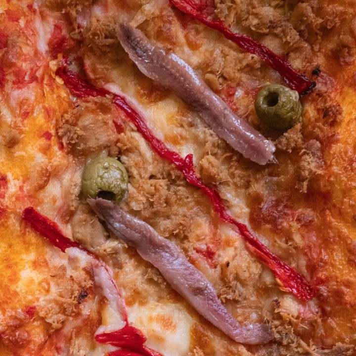 Coca de massa mare amb anxoves | Can Tomàs