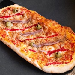 Coca de massa mare amb anxoves